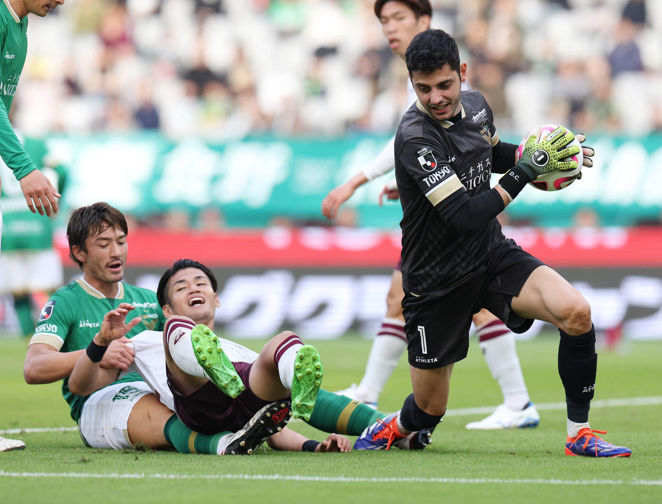 東京V対神戸　後半、神戸佐々木（中央）のシュートを止めボールを奪う東京VのGKマテウス（右）（撮影・宮地輝）