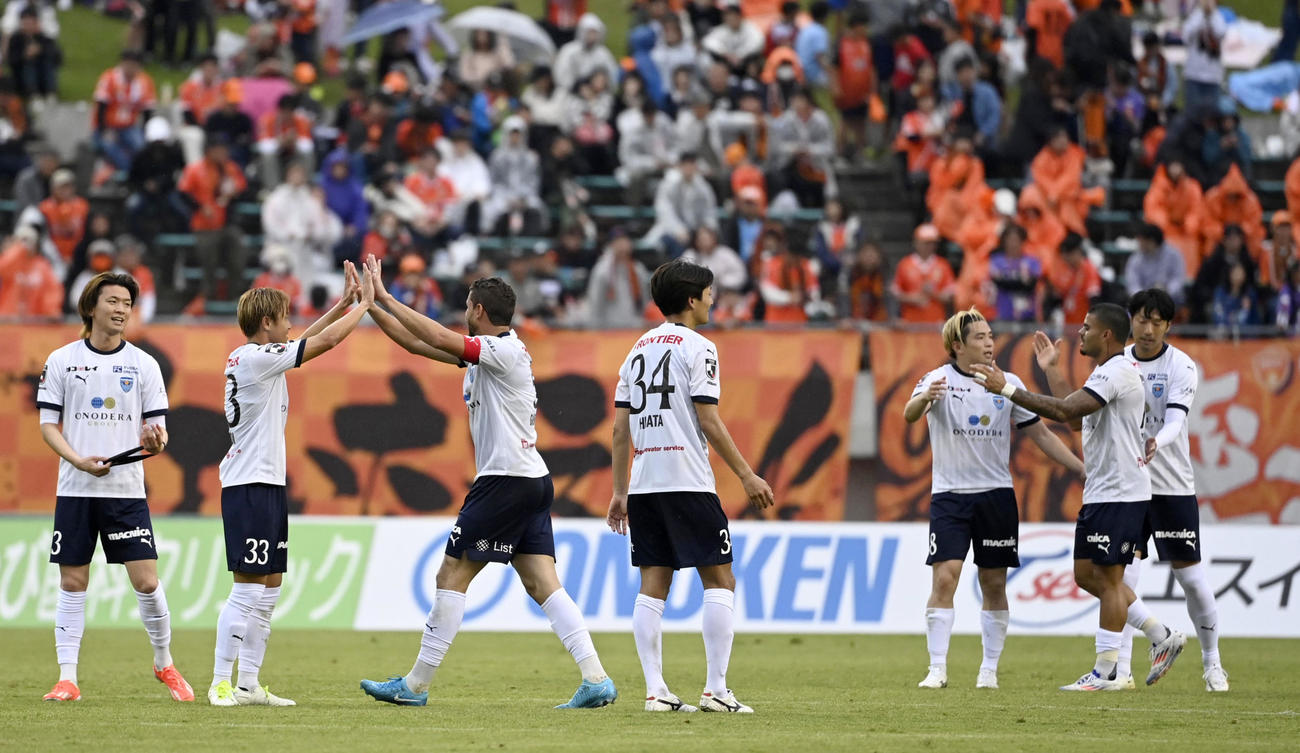 山口と引き分けJ1復帰を決め、喜ぶ横浜FCイレブン＝みらスタ（共同）
