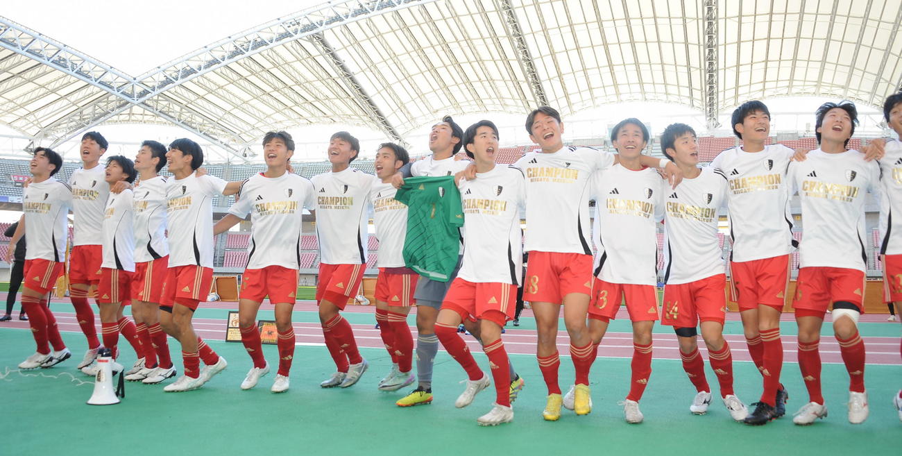 新潟明訓対開志学園JSC 9大会ぶり7度目の優勝を果たし、喜びを爆発させる新潟明訓メンバー（撮影・小林忠）