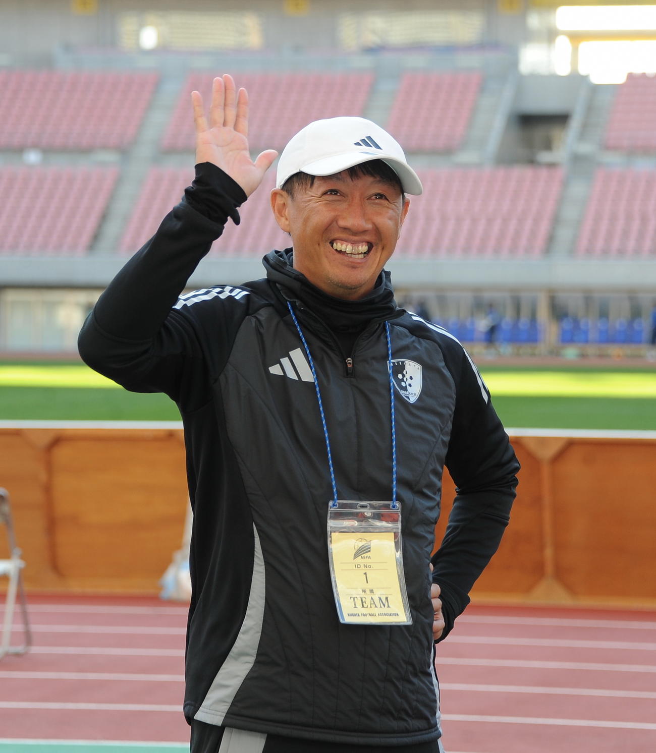 新潟明訓対開志学園JSC 9大会ぶり7度目の優勝を果たし、目を潤ませながら応援席に手を振る新潟明訓・坂本監督（撮影・小林忠）