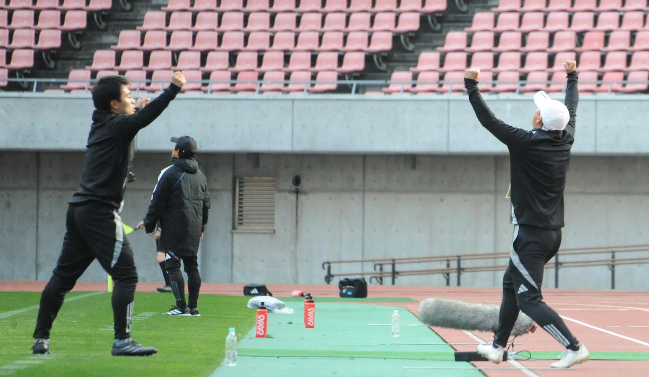 新潟明訓対開志学園JSC　試合終了の瞬間、ガッツポーズで喜ぶ新潟明訓・坂本監督（右）と加藤コーチ（撮影・小林忠）