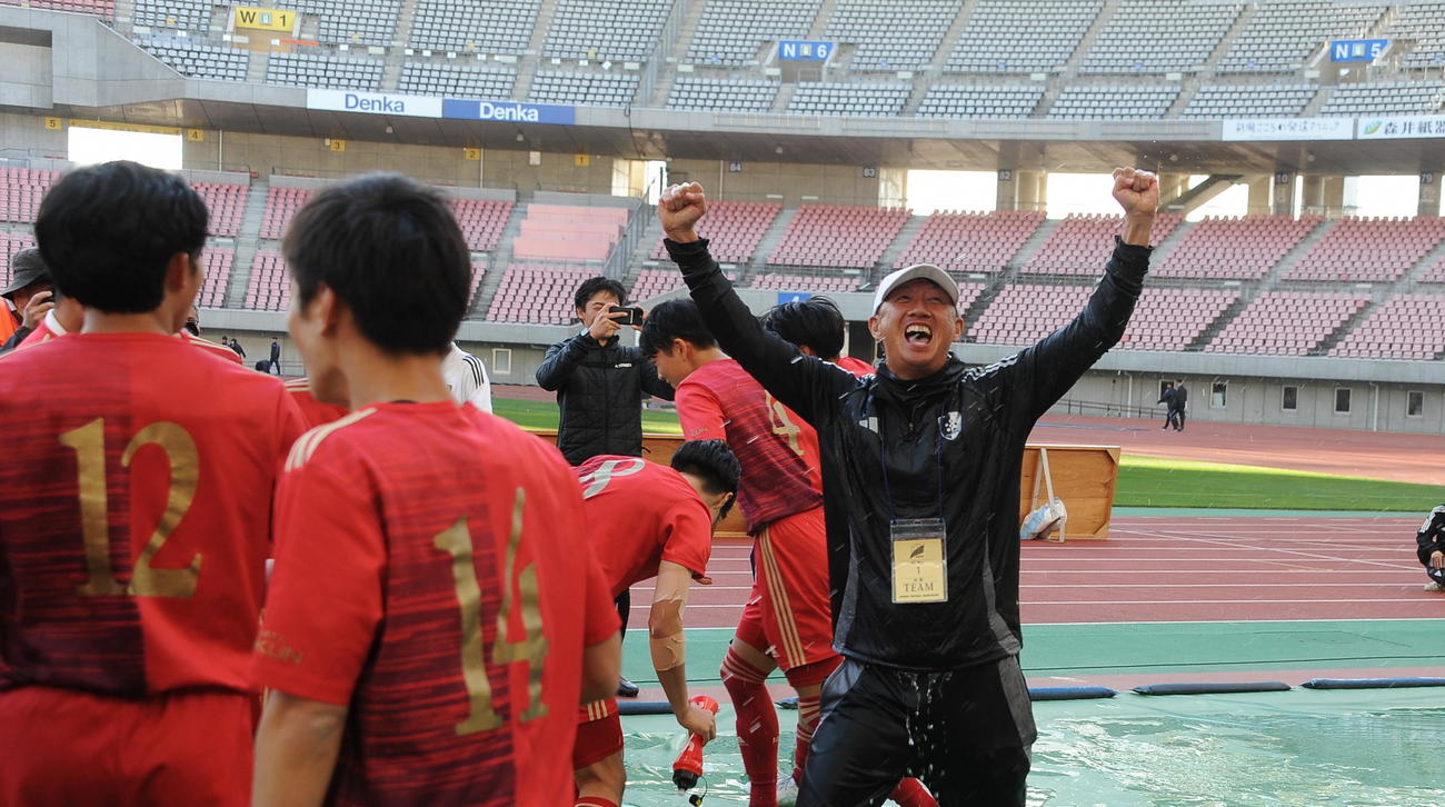 新潟明訓対開志学園JSC 9大会ぶり7度目の優勝を果たし、ガッツポーズで喜ぶ新潟明訓・坂本監督（右）（撮影・小林忠）