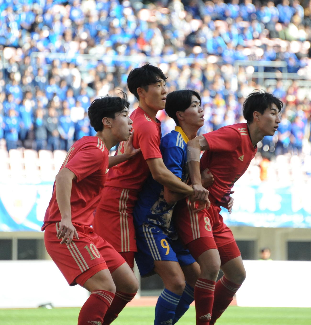 新潟明訓対開志学園JSC　開志学園JSC阿部（右から2人目）を3人がかりでマークする新潟明訓の選手たち（撮影・小林忠）