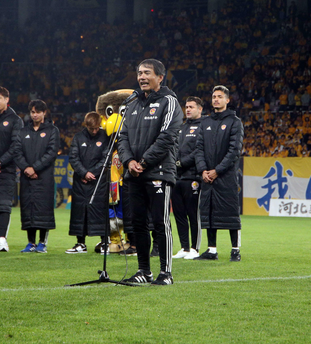 最終戦セレモニーであいさつする仙台森山監督（撮影・木村有優）