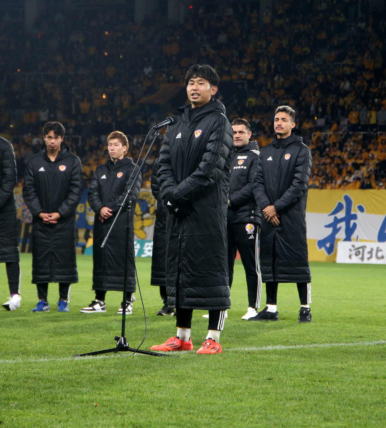 最終戦セレモニーで、選手代表あいさつを行う仙台郷家（撮影・木村有優）