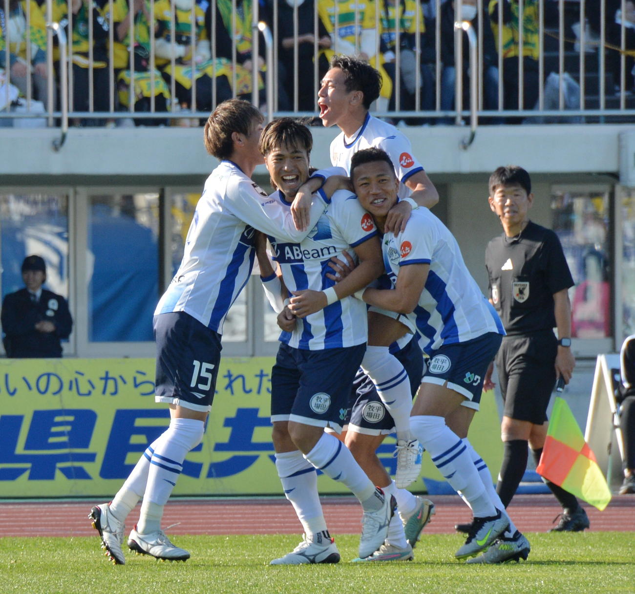 山形対千葉　前半2分、左足で先制点を決めた山形DF安部（中央）はチームメートに囲まれ満面の笑み（撮影・浜本神威）