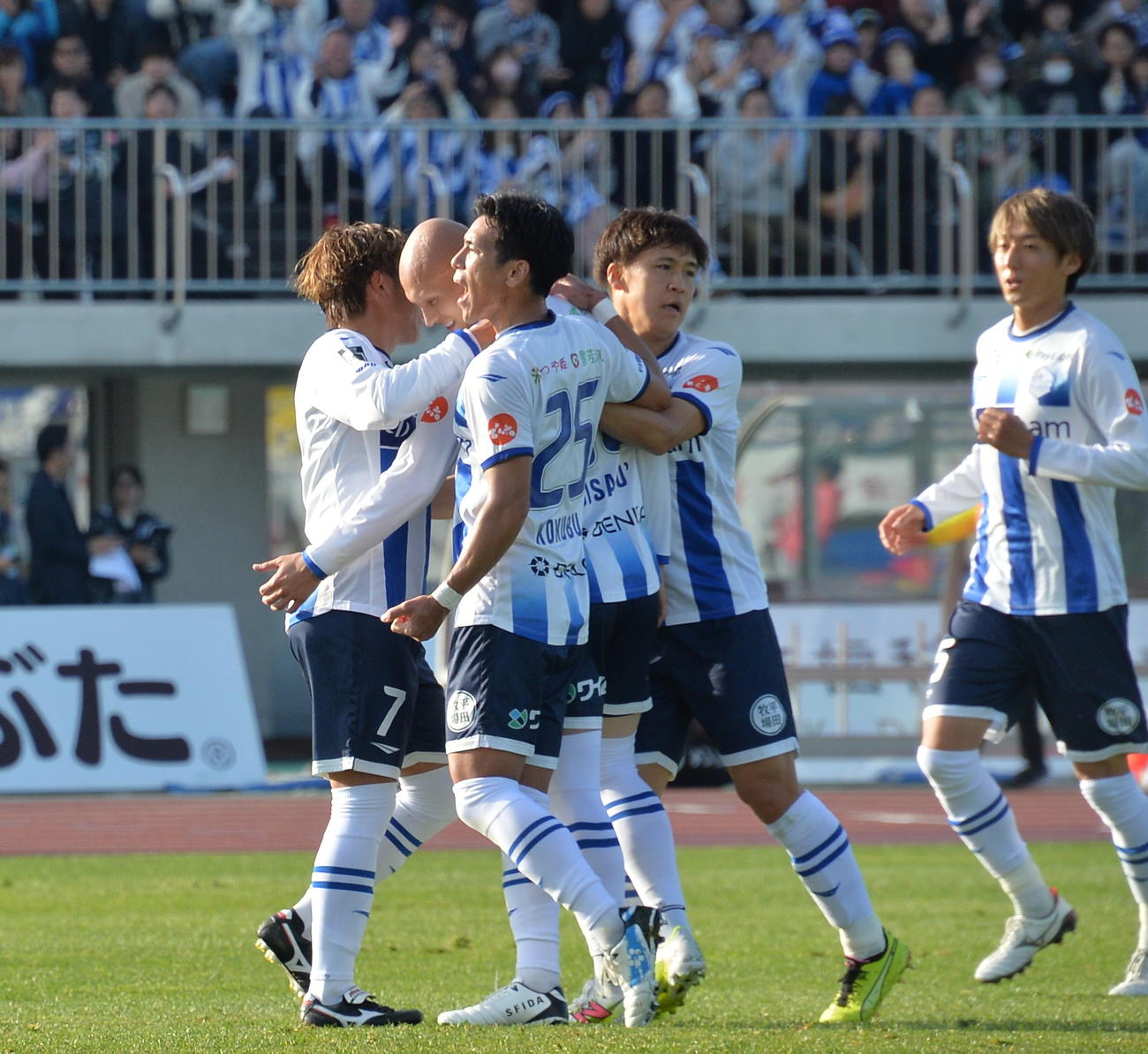 山形対千葉　前半27分、PKを決め、チームメートに囲まれる山形FWディサロ（中央）（撮影・浜本神威）