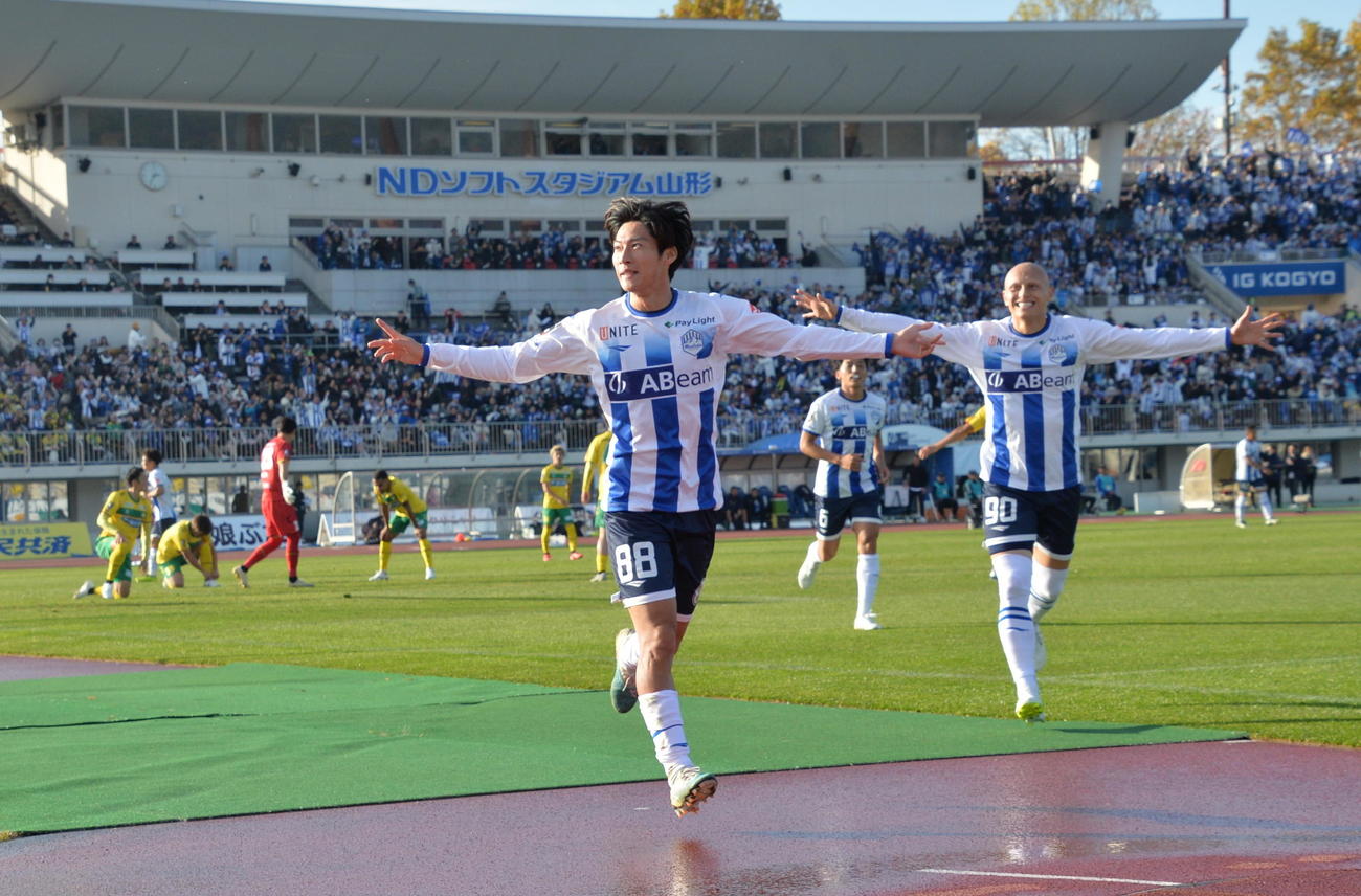 山形対千葉　前半31分、ゴール前のこぼれ球を右足で決め、両手を広げて喜ぶ山形MF土居（撮影・浜本神威）
