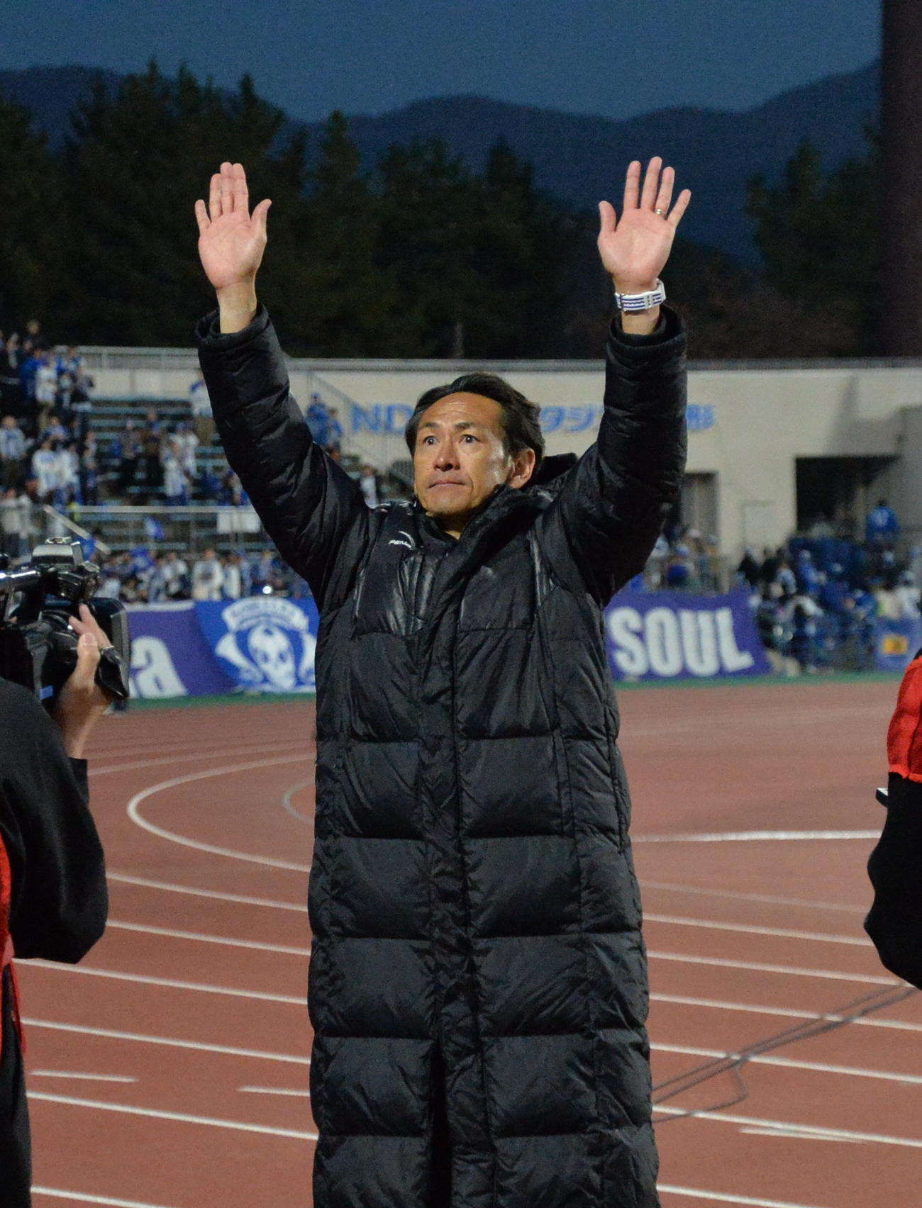 山形対千葉　最終節を勝利で飾り、応援で後押ししてくれたサポーターに手を振るJ2山形・渡辺監督（撮影・浜本神威）