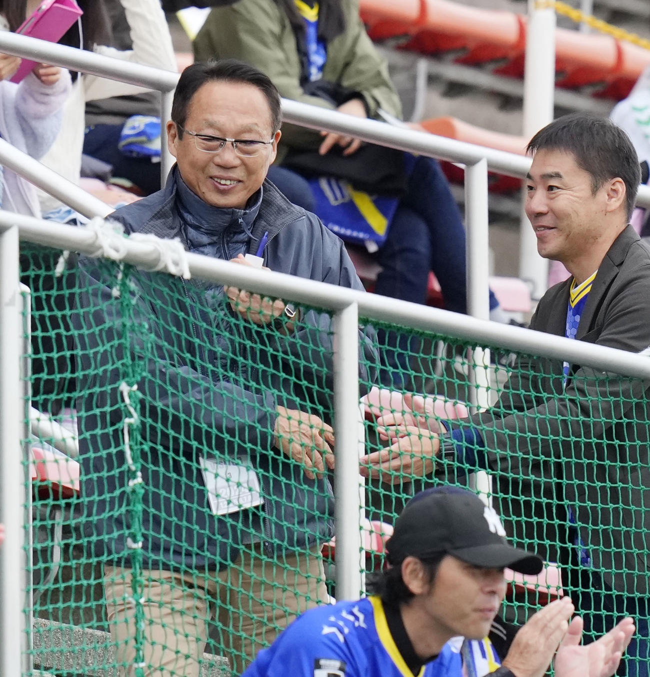 鳥取に大勝しJ2昇格を決め、笑顔を見せる今治の岡田武史会長（左）