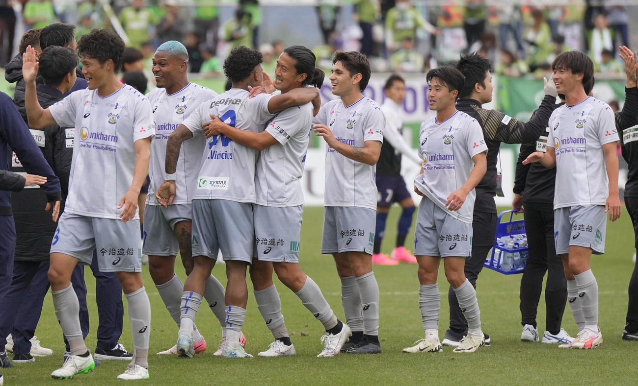 鳥取に大勝し、J2昇格を決め喜ぶ今治の選手たち