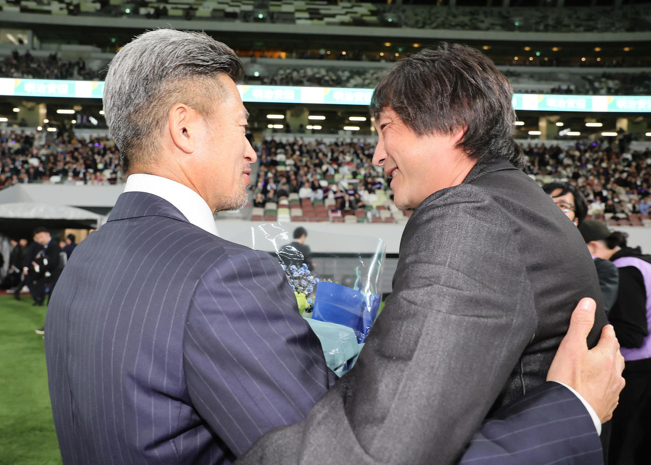 試合前、新宿北嶋監督（右）と会話を交わす鈴鹿カズ（撮影・足立雅史）