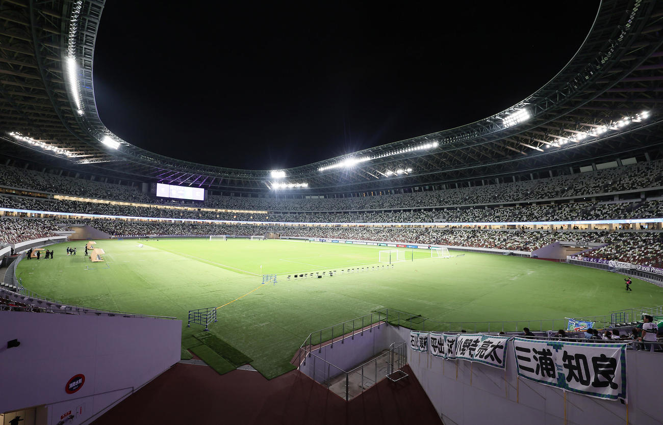 新宿対鈴鹿　試合前の国立競技場（撮影・足立雅史）