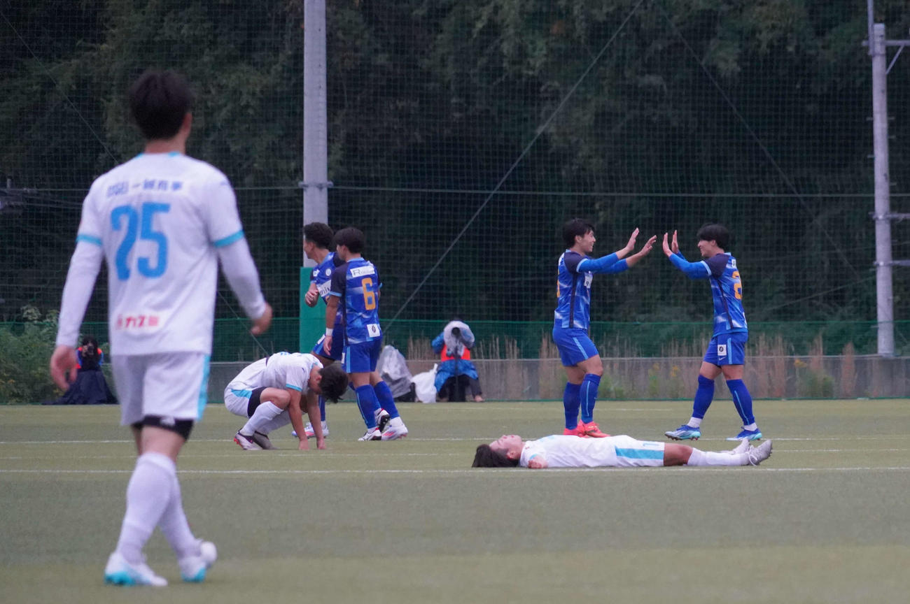 JR東日本カップ2024　第98回関東大学サッカーリーグ戦1部の桐蔭横浜大－筑波大戦で勝利し、喜ぶ桐蔭横浜大（撮影・佐藤成）