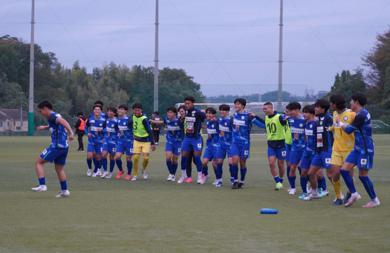 JR東日本カップ2024　第98回関東大学サッカーリーグ戦1部の桐蔭横浜大－筑波大戦で勝利し、喜ぶ桐蔭横浜大（撮影・佐藤成）