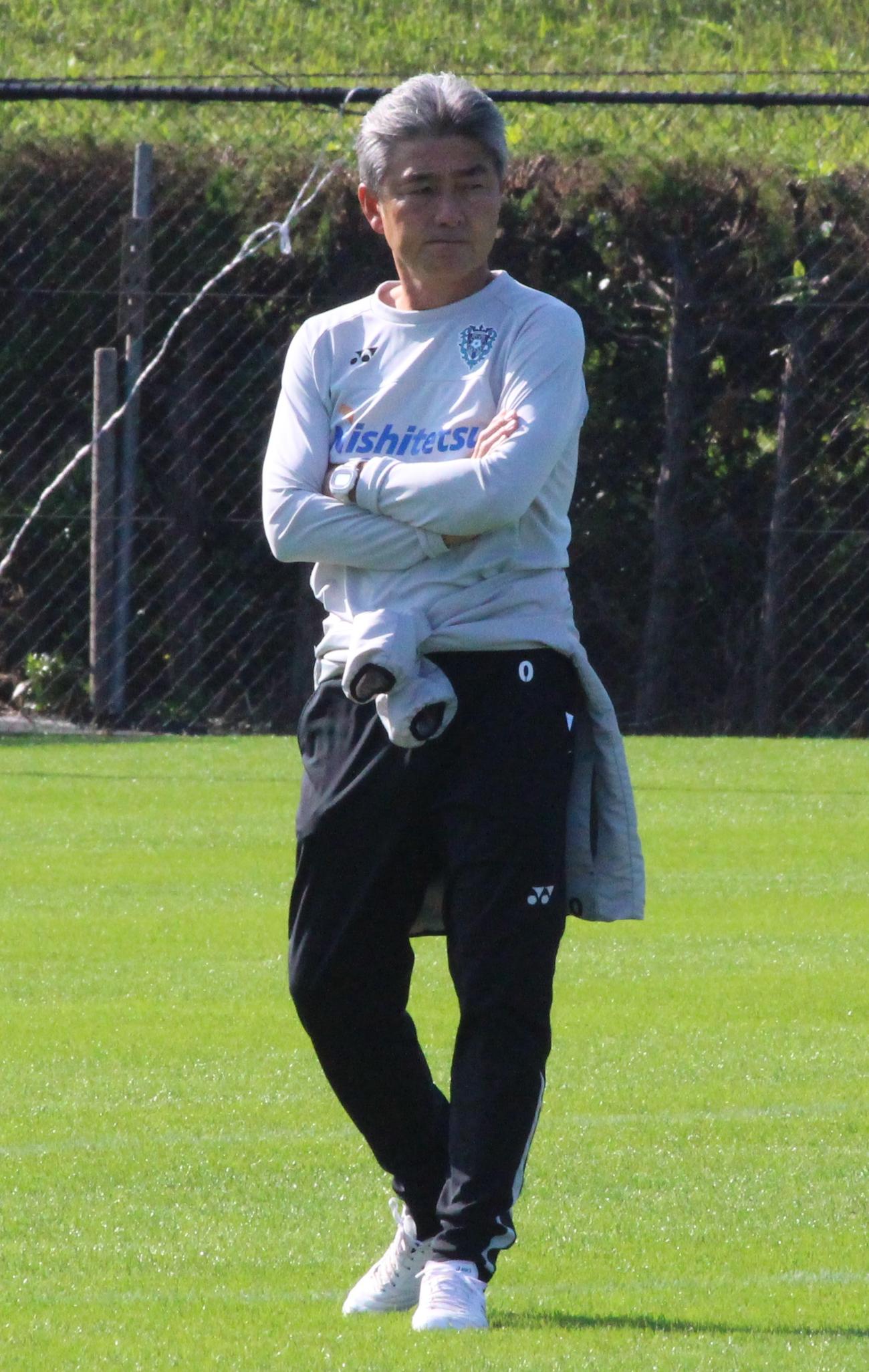 練習を見守る福岡・長谷部茂利監督（撮影・菊川光一）