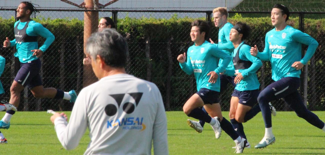 長谷部茂利監督（手前）に見守られ、練習に励む福岡の選手たち（撮影・菊川光一）