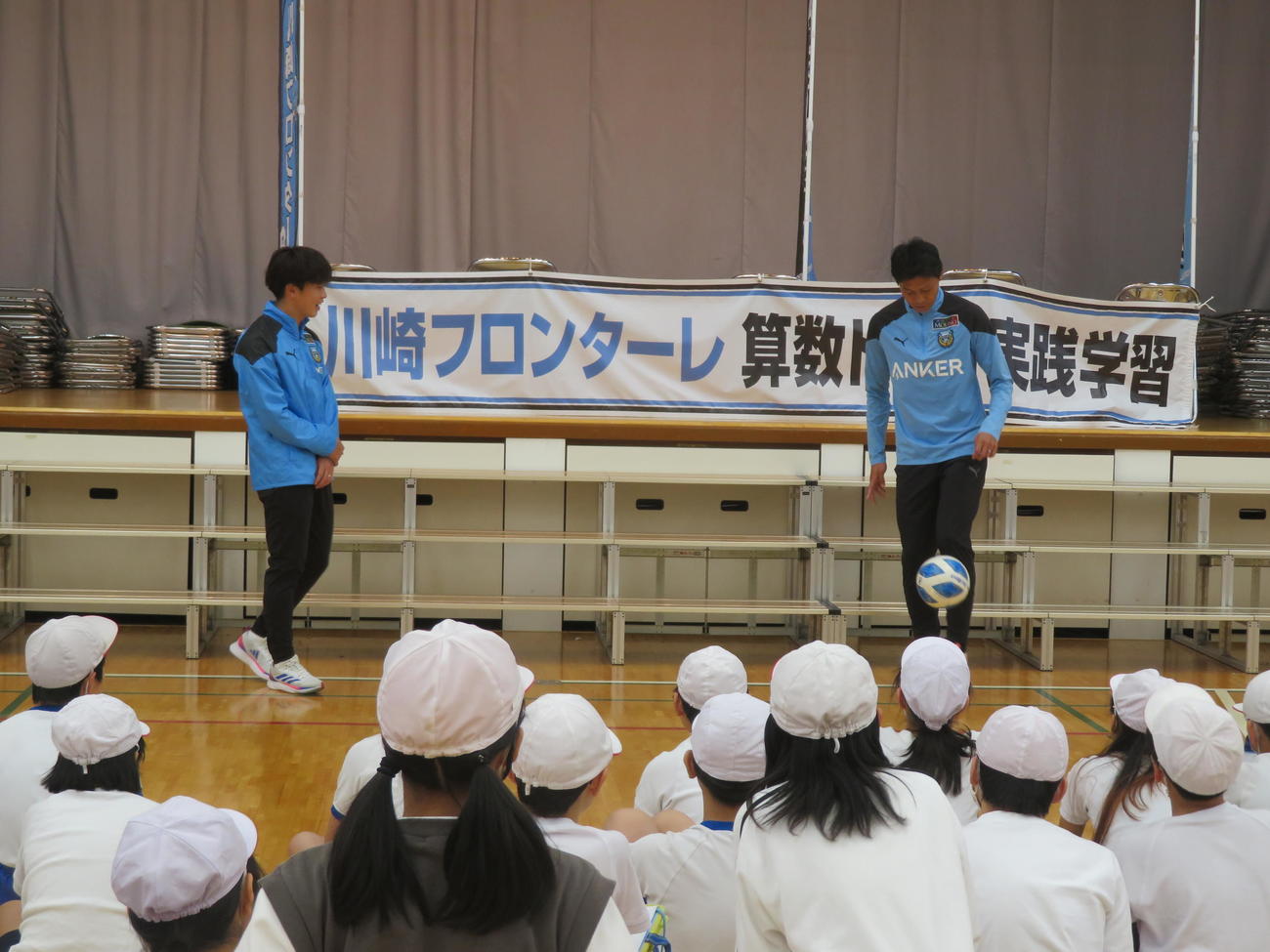 神奈川・川崎市立新作小学校の授業に参加した川崎フロンターレMF山本悠樹（左）とDF丸山祐市（撮影・佐藤成）