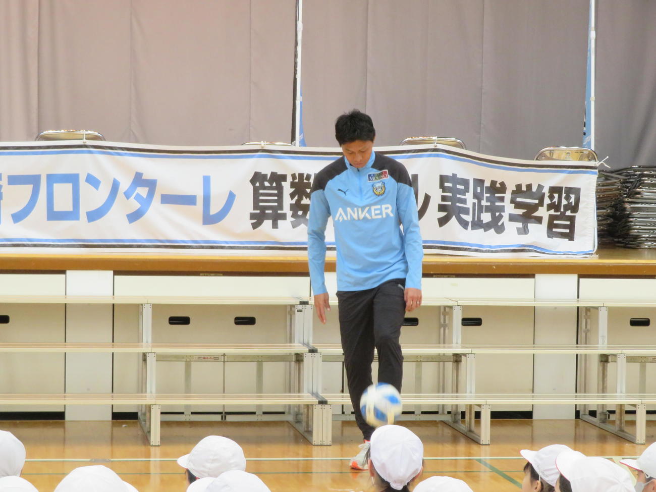 神奈川・川崎市立新作小学校の授業に参加した川崎フロンターレDF丸山祐市（撮影・佐藤成）