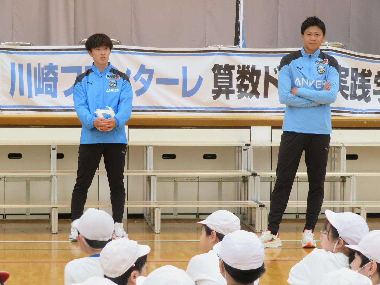 神奈川・川崎市立新作小学校の授業に参加した川崎フロンターレMF山本悠樹（左）とDF丸山祐市（撮影・佐藤成）