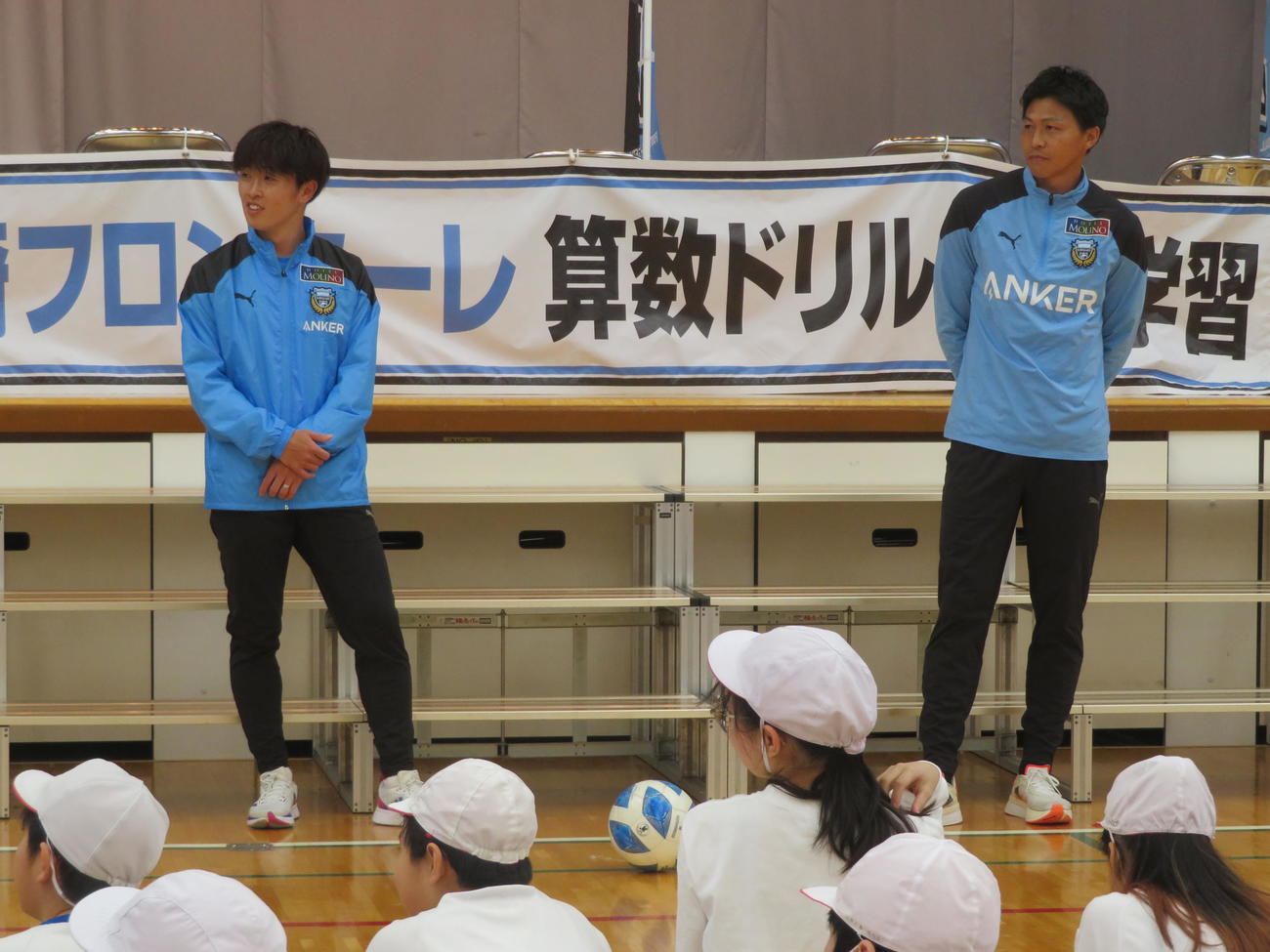 神奈川・川崎市立新作小学校の授業に参加した川崎フロンターレMF山本悠樹（左）とDF丸山祐市（撮影・佐藤成）