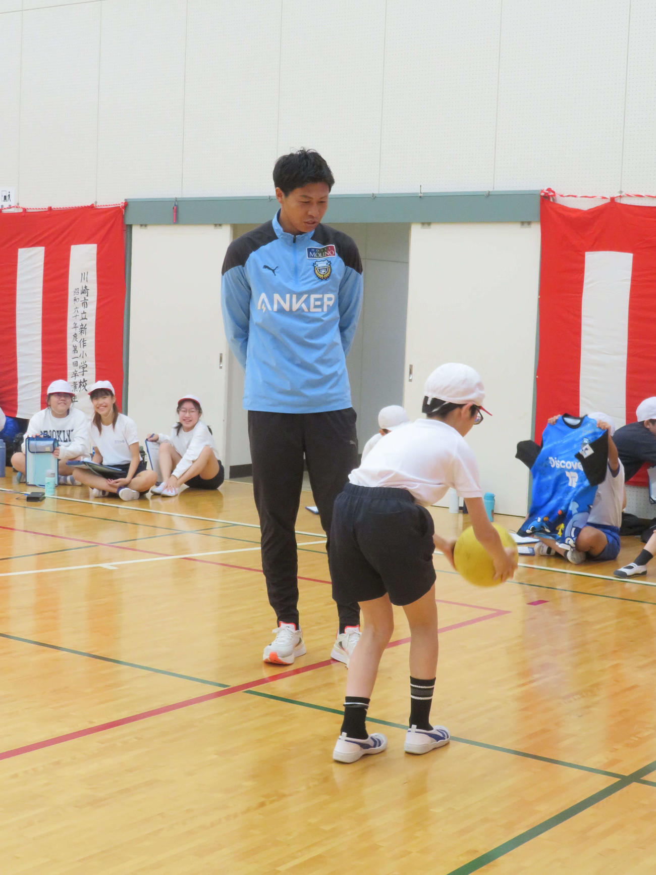 神奈川・川崎市立新作小学校の授業に参加した川崎フロンターレDF丸山祐市（撮影・佐藤成）