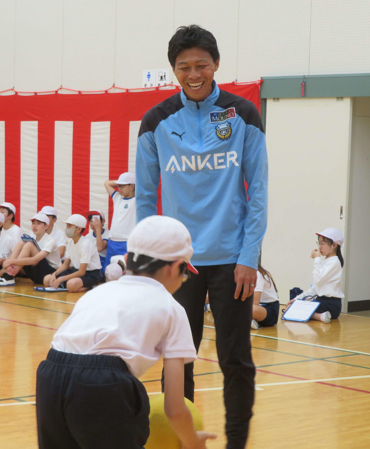 神奈川・川崎市立新作小学校の授業に参加した川崎フロンターレDF丸山祐市（撮影・佐藤成）