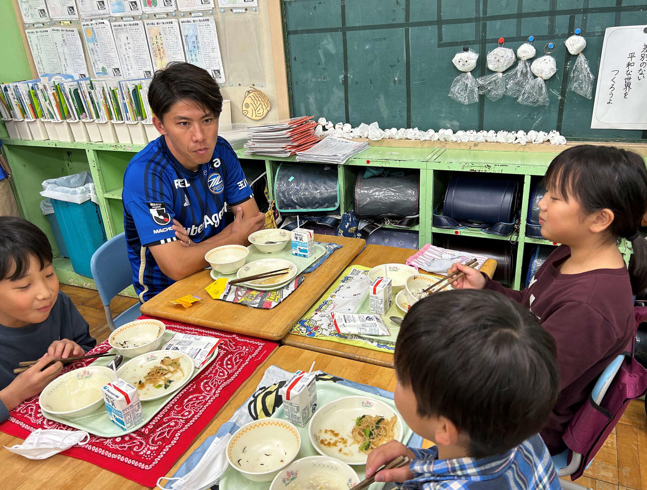 FC町田ゼルビアの太田宏介クラブアンバサダーは子どもたちと会話しながら給食を楽しむ