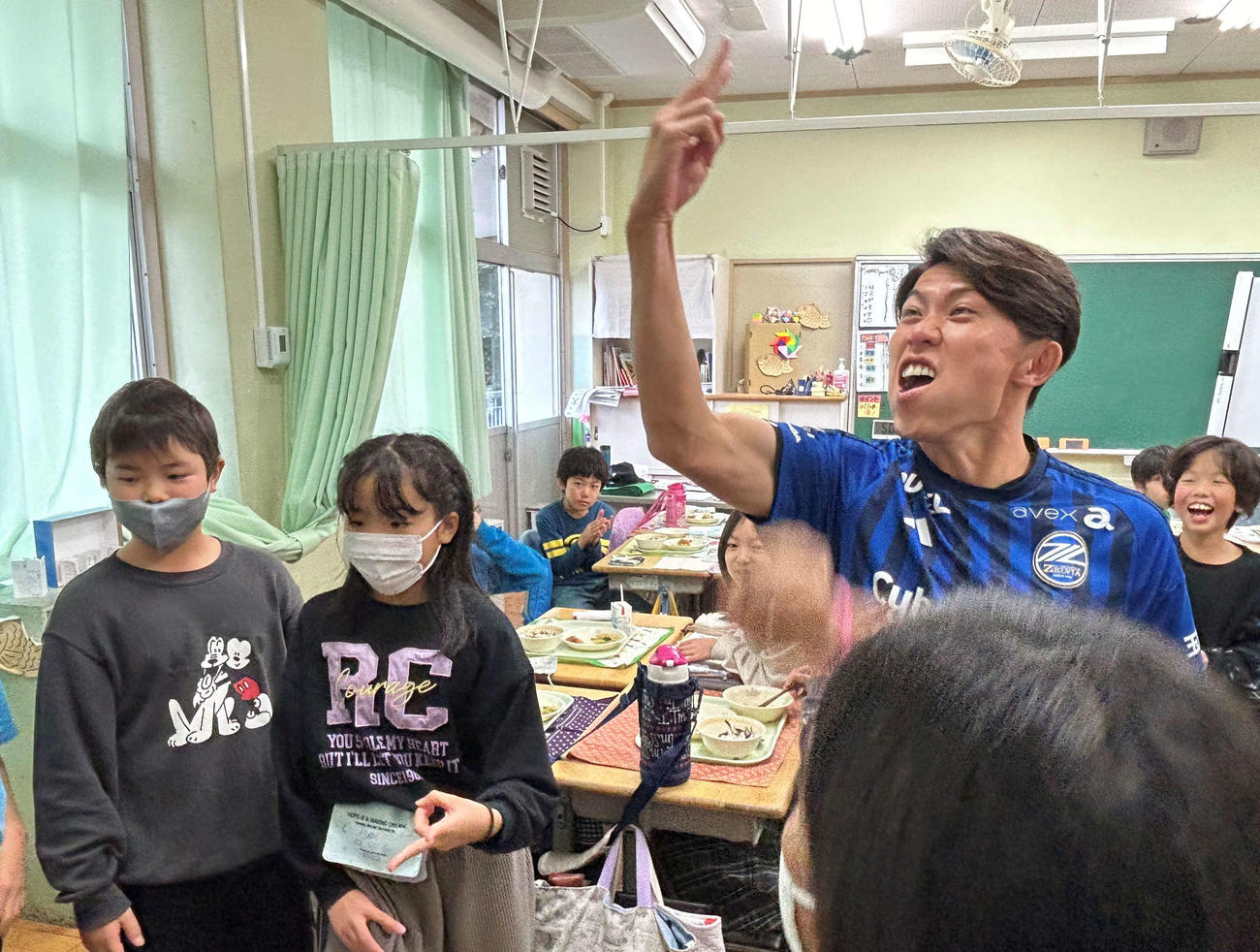 FC町田ゼルビアの太田宏介クラブアンバサダーは給食じゃんけんに興じる