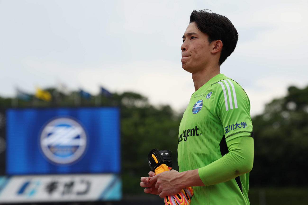 4年6月22日　町田対福岡　福岡と引き分け、引き揚げる町田GK谷（撮影・宮地輝）