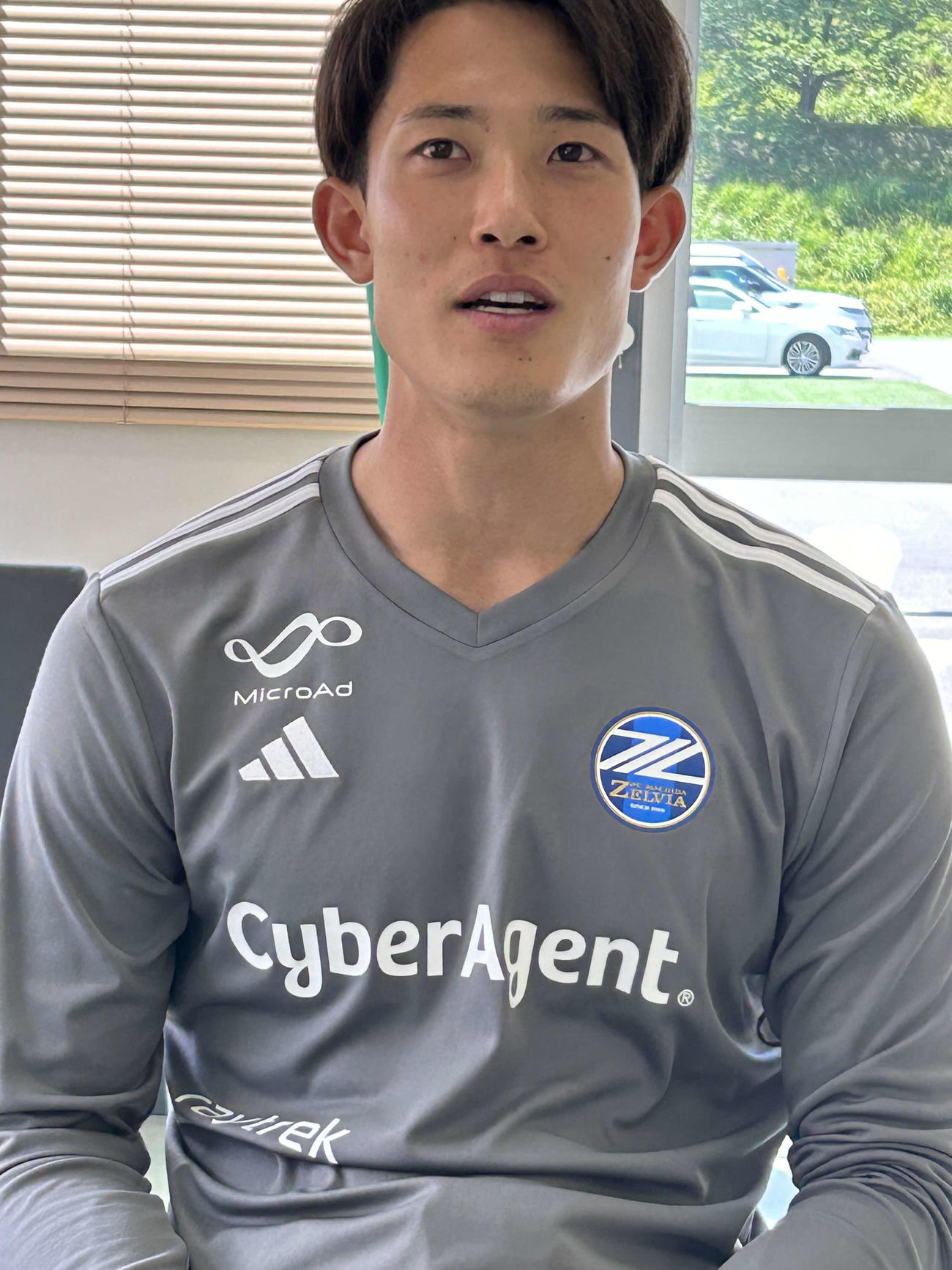 日本代表入りに笑顔で取材に応じる町田GK谷晃生