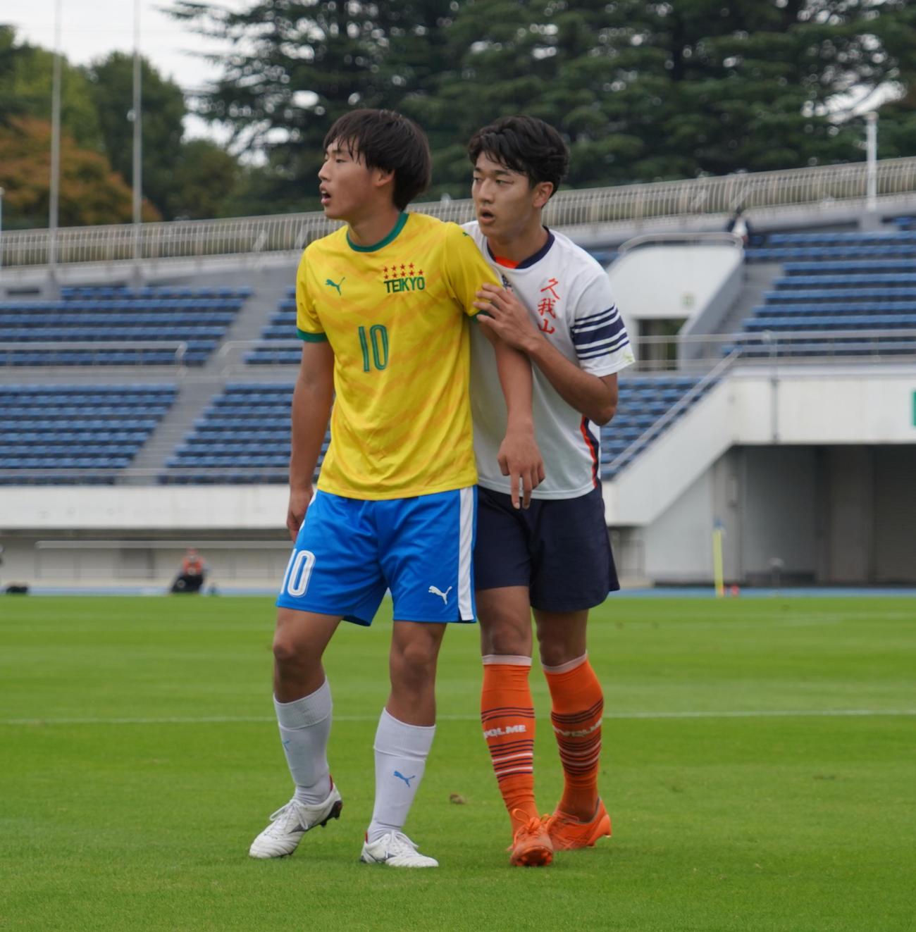 第103回全国高等学校サッカー選手権大会東京都2次予選Aブロック決勝帝京対国学院久我山で得点を決めたFW森田晃（左）（撮影・佐藤成）
