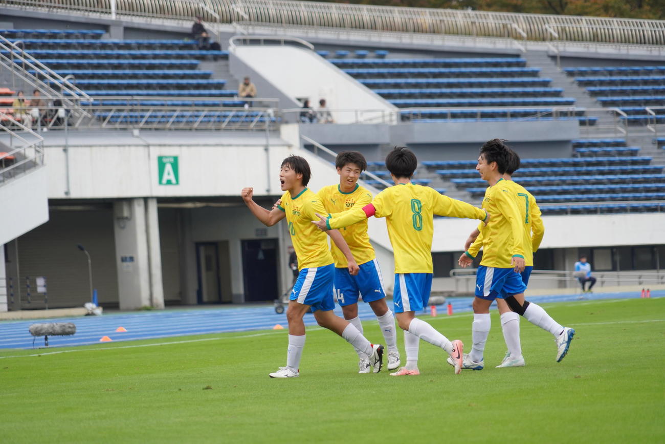 第103回全国高等学校サッカー選手権大会東京都2次予選Aブロック決勝帝京対国学院久我山で得点を決めて喜ぶFW森田晃（左）（撮影・佐藤成）