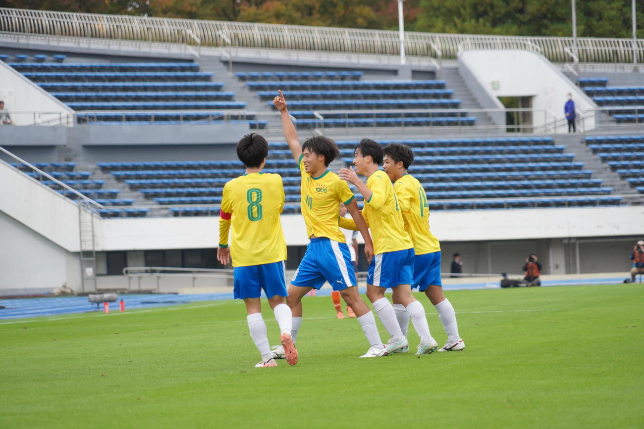 国学院久我山戦で得点を決めて喜ぶ帝京の森田晃（左から2人目）（撮影・佐藤成）