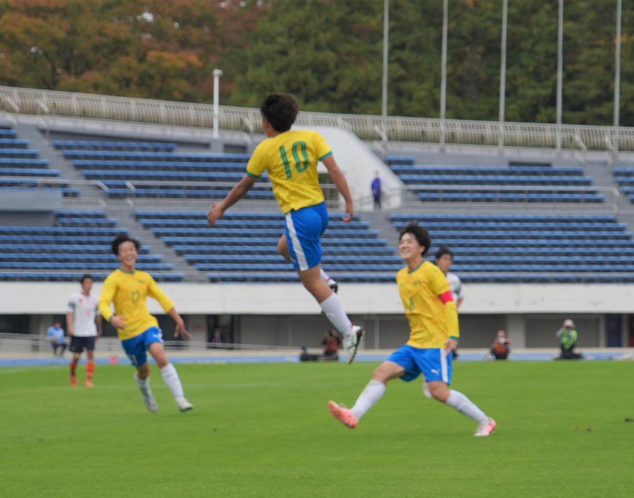 第103回全国高等学校サッカー選手権大会東京都2次予選Aブロック決勝帝京対国学院久我山で得点を決めて喜ぶFW森田晃（撮影・佐藤成）