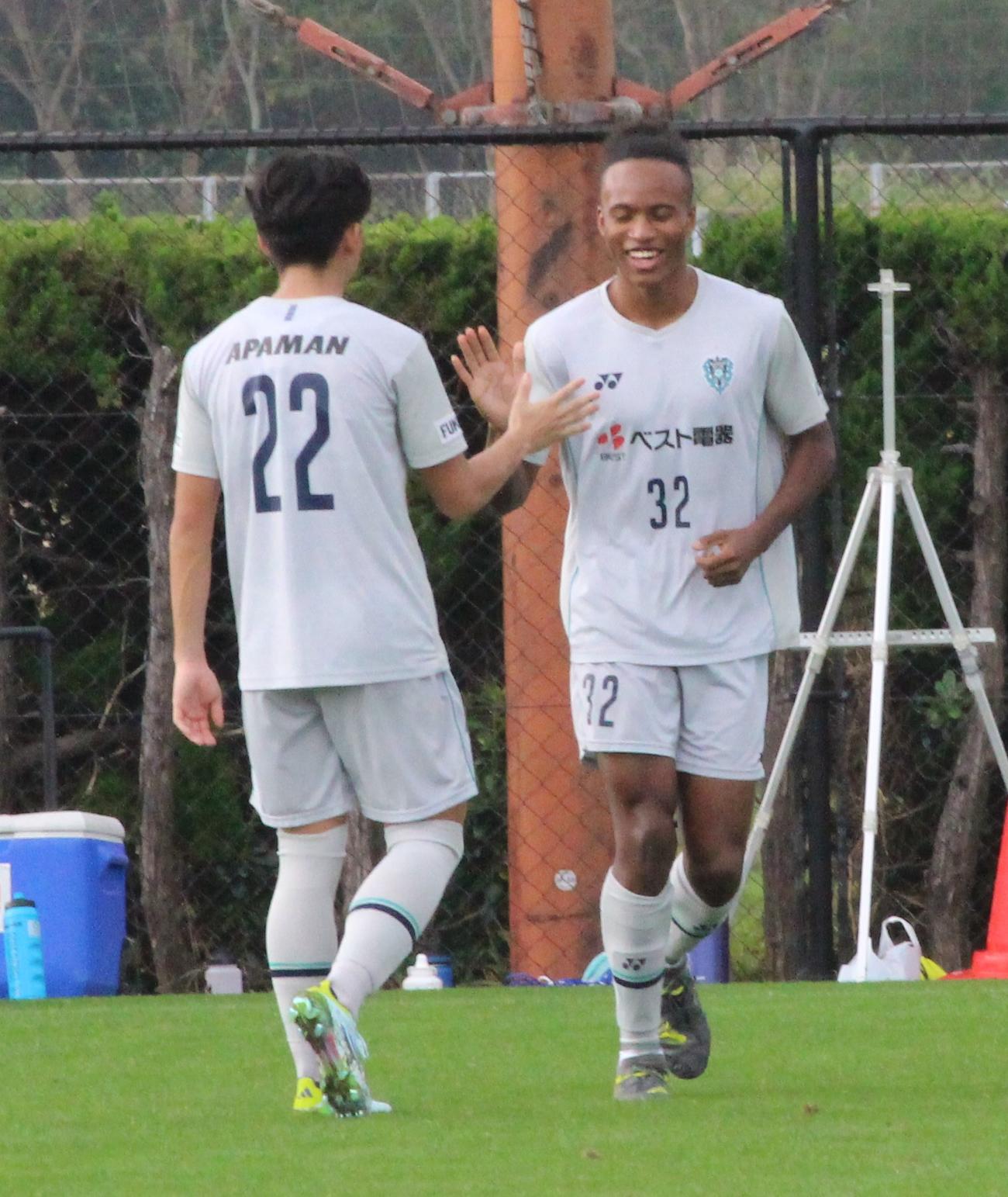 福岡対福岡ユース　笑顔でピッチに入る福岡ユースFWサニブラウン・ハナン（右）（撮影・菊川光一）＝2024年11月17日、福岡市・雁の巣レクリエーションセンター