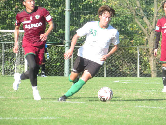 松本との練習試合でドリブルでボールを持ち上がる東京Vの松橋優安