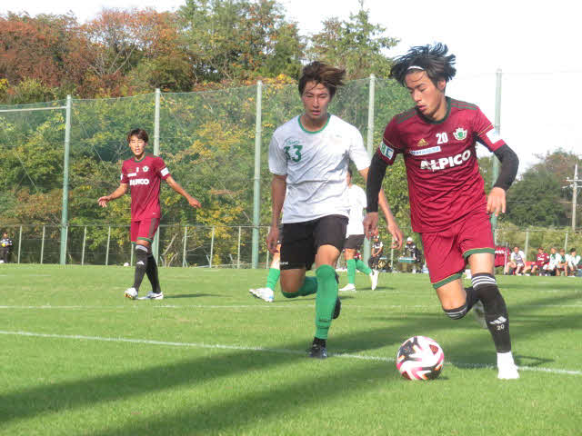 松本MF前田（右）のボールを奪いにかかる東京V松橋優安