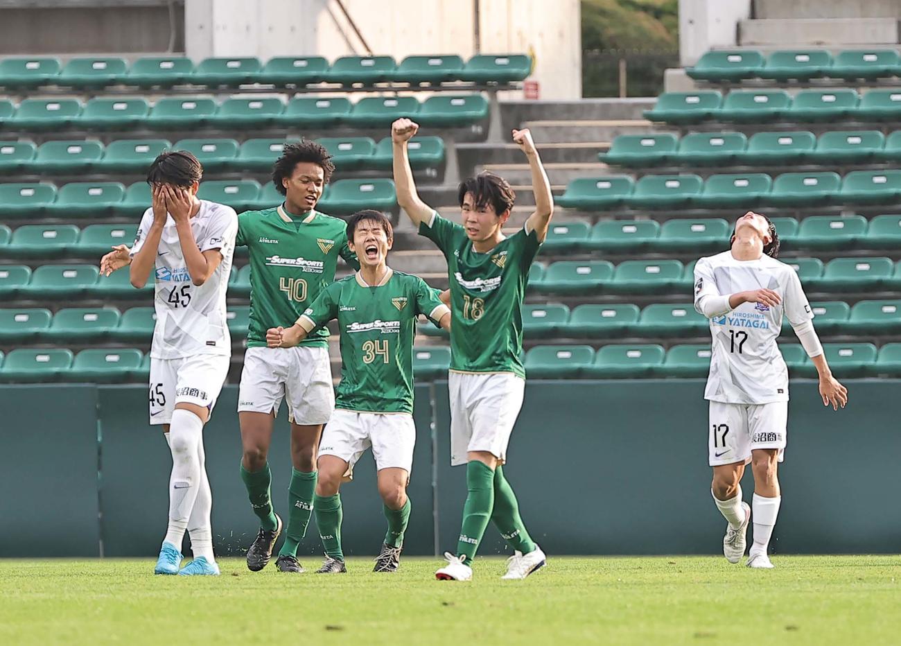 Jユース杯東京V対広島　優勝を決めガッツポーズをする2ゴールを決めた東京V今井（右から2人目）らイレブン（撮影・上田博志）
