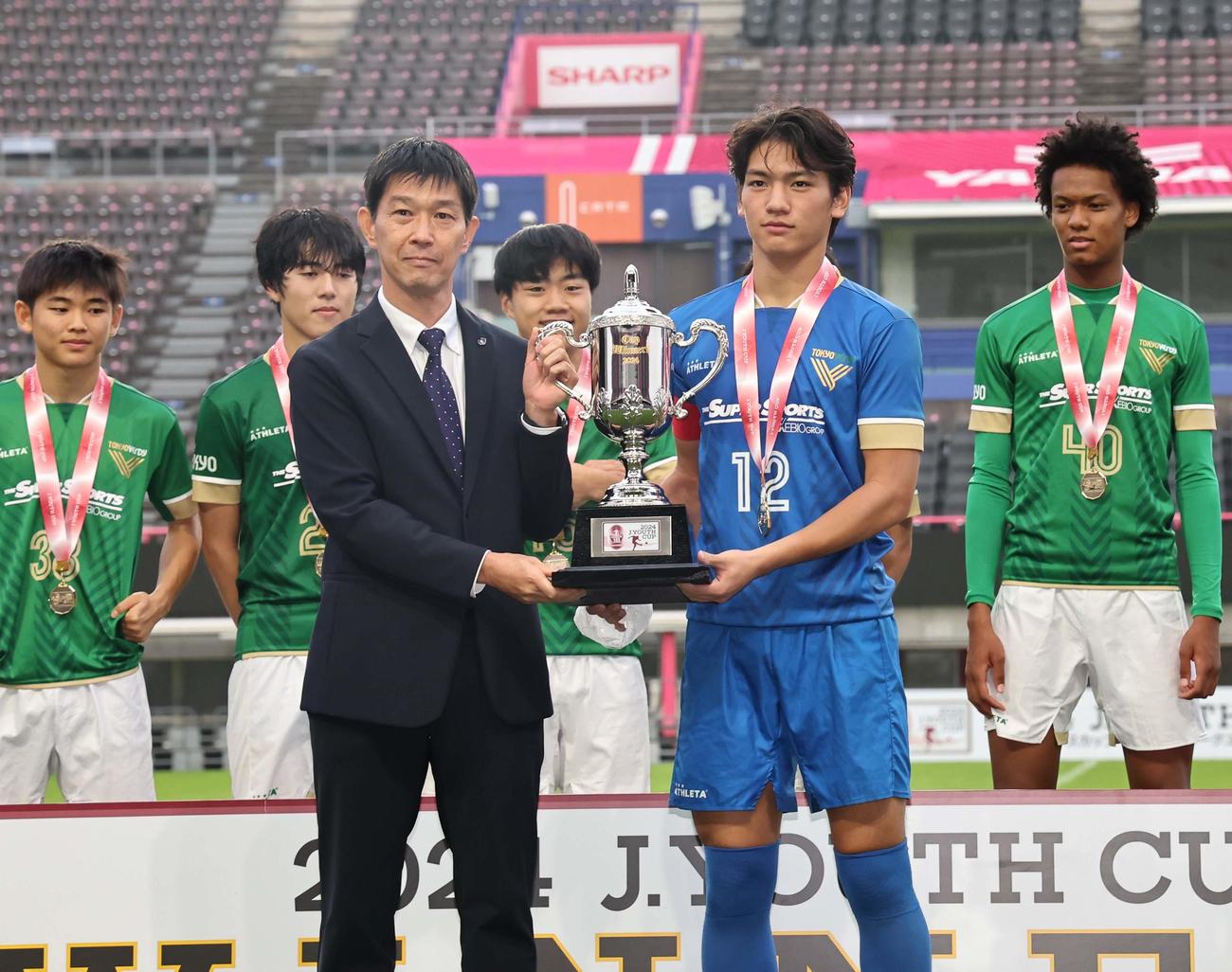 Jユース杯東京V対広島　第30回Jリーグユース選手権大会を制した東京V山崎（右）は優勝カップを受け取る（撮影・上田博志）