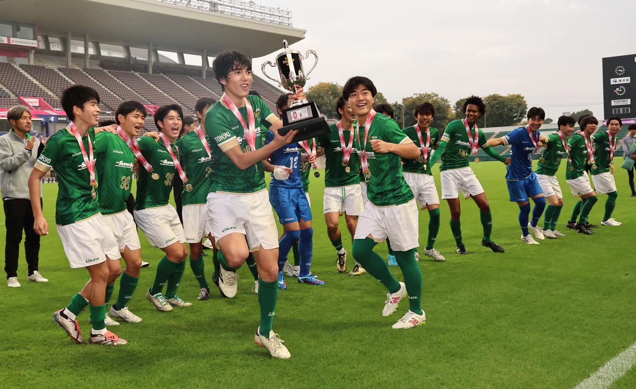 Jユース杯東京V対広島　優勝を決めた東京Vイレブンはカップを手に盛り上がる（撮影・上田博志）