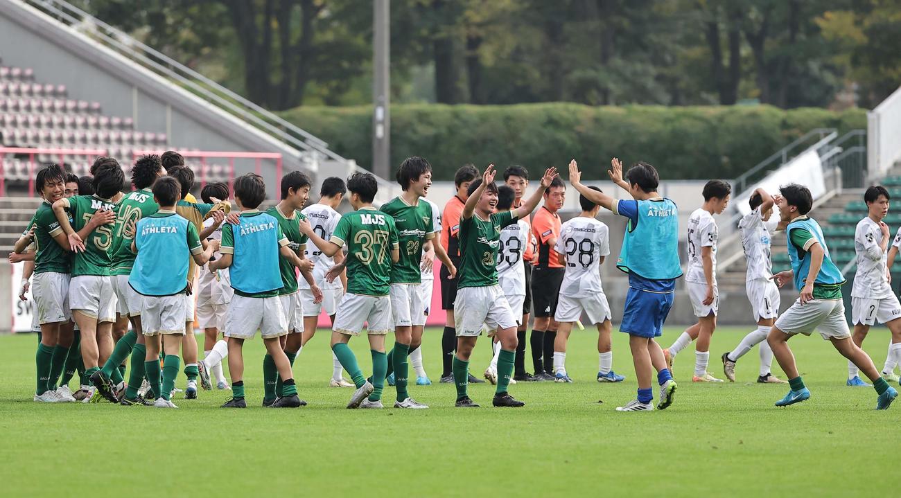 Jユース杯東京V対広島　優勝を喜ぶ東京Vイレブン（撮影・上田博志）