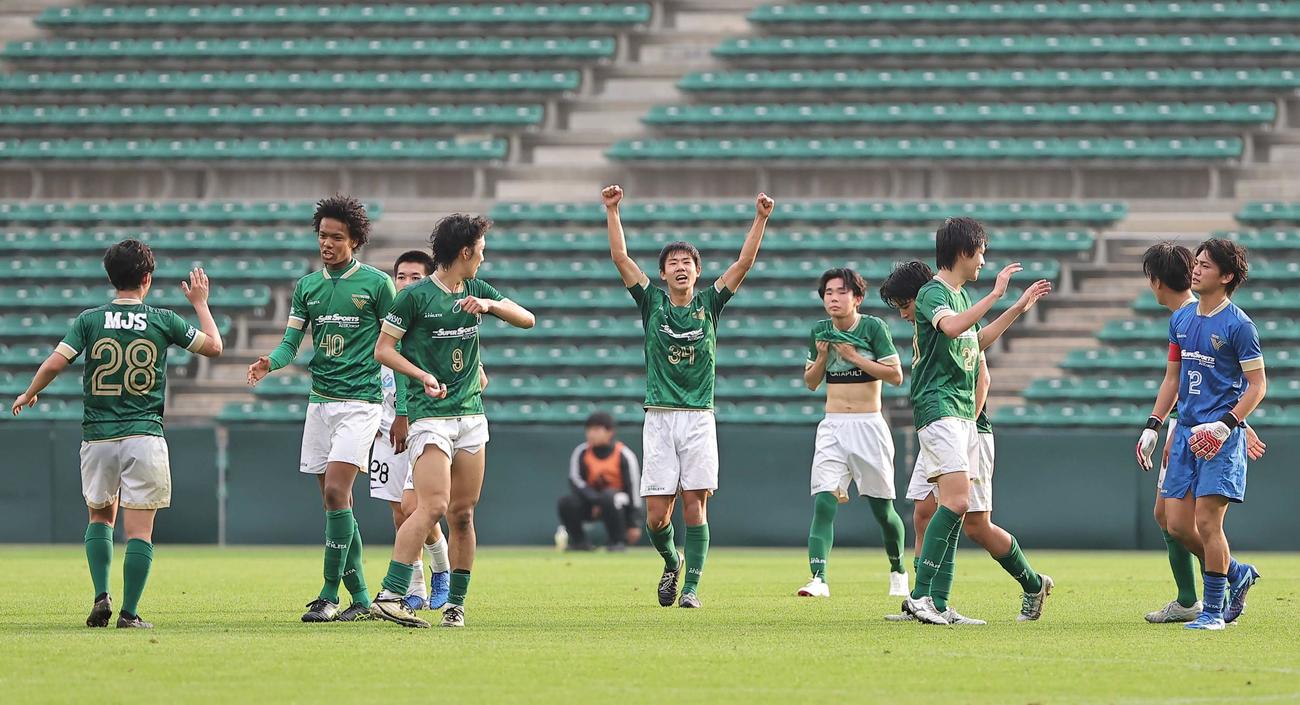 Jユース杯東京V対広島　優勝を決めた東京Vイレブンはピッチで喜ぶ（撮影・上田博志）