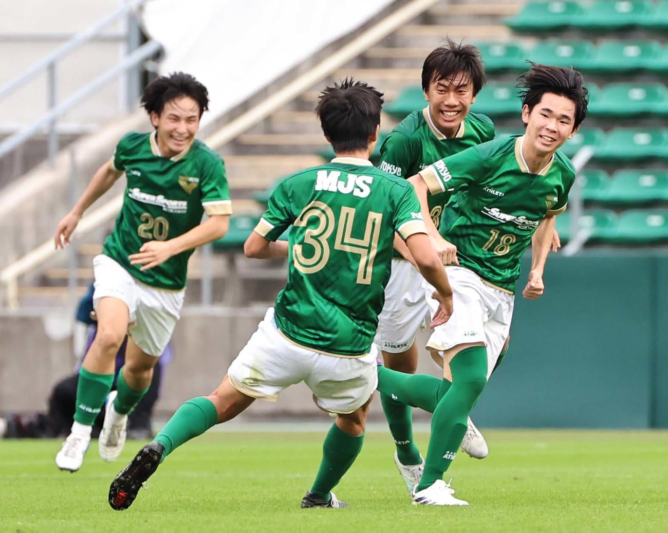 Jユース杯東京V対広島　前半、先制ゴールを決めた東京V今井（右）はイレブンと笑顔を見せる（撮影・上田博志）