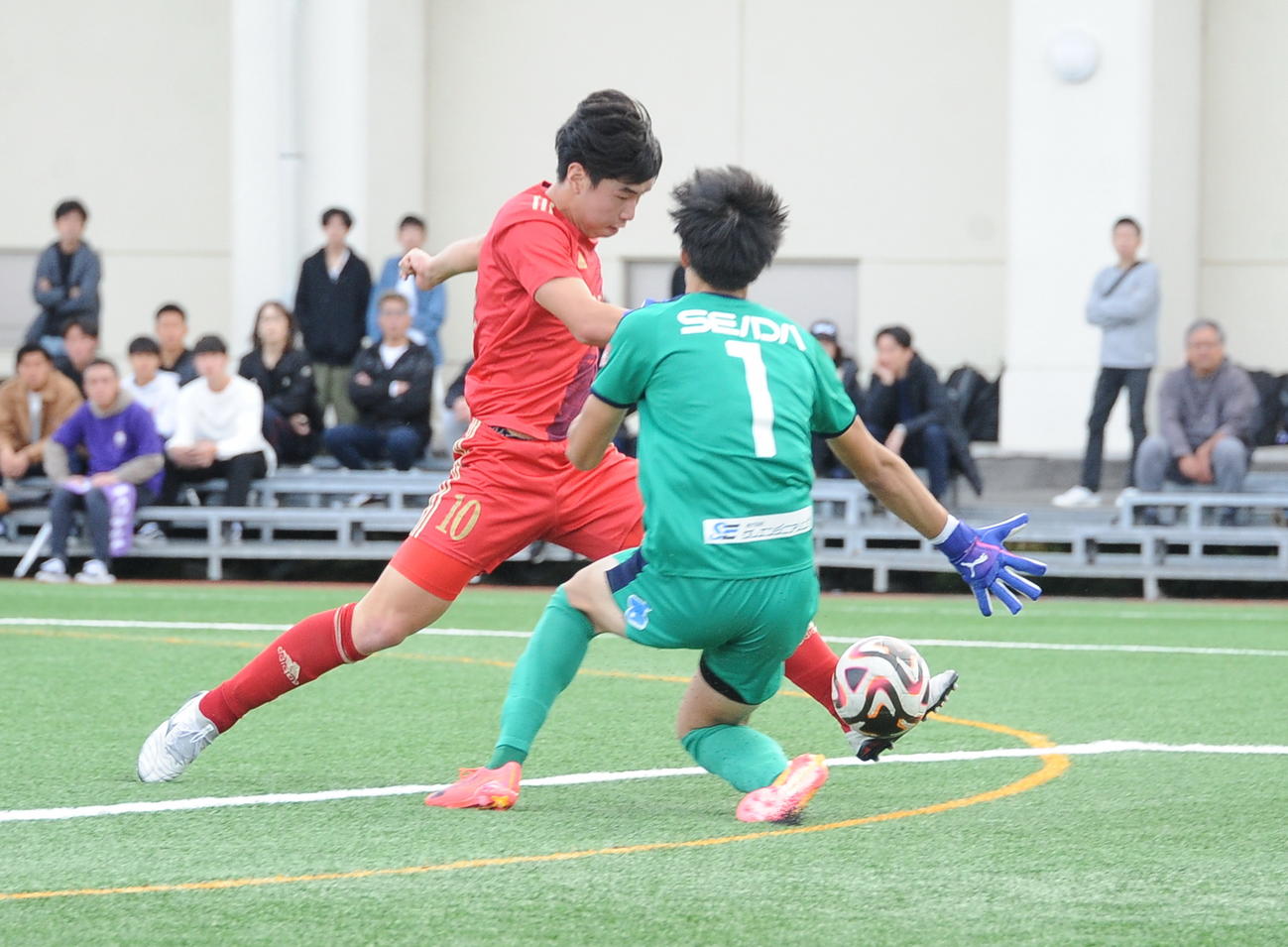新潟明訓対富山一　前半、右クロスからシュートを狙う新潟明訓・斎藤瑛（左）（撮影・小林忠）