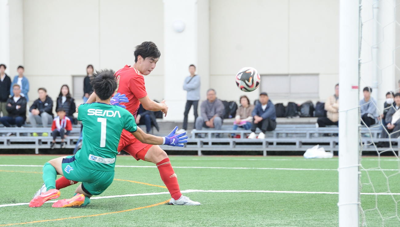新潟明訓対富山一　前半、右クロスからシュートを狙う新潟明訓・斎藤瑛（右）（撮影・小林忠）