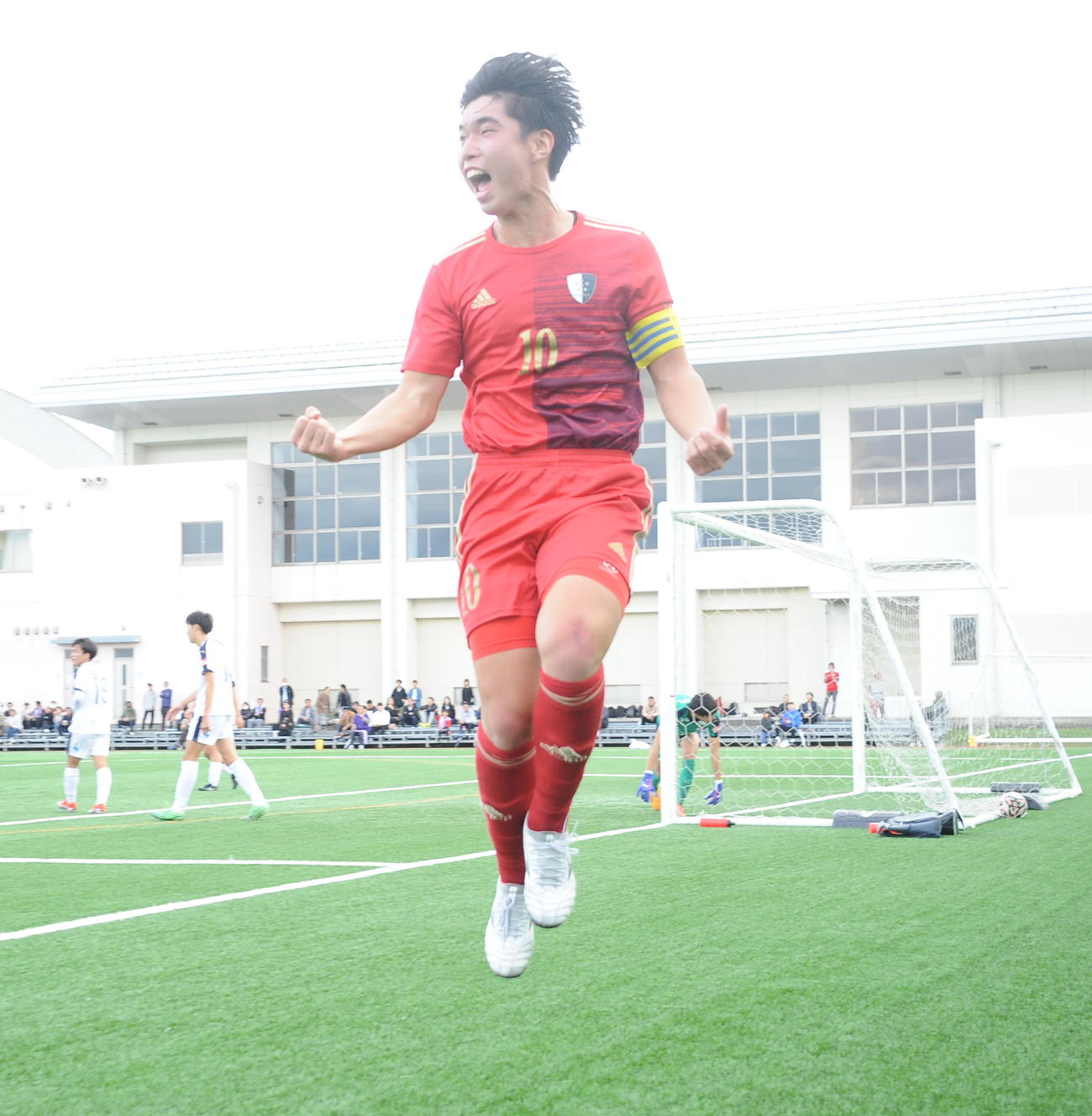 新潟明訓対富山一　前半35分、右CKから先制点を決め飛び上がって喜ぶ新潟明訓・斎藤瑛（撮影・小林忠）
