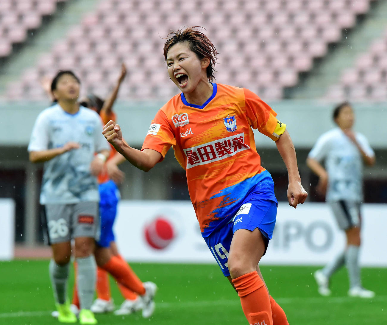 新潟L対仙台　前半、今季初ゴールを決めガッツポーズする新潟レディース川澄