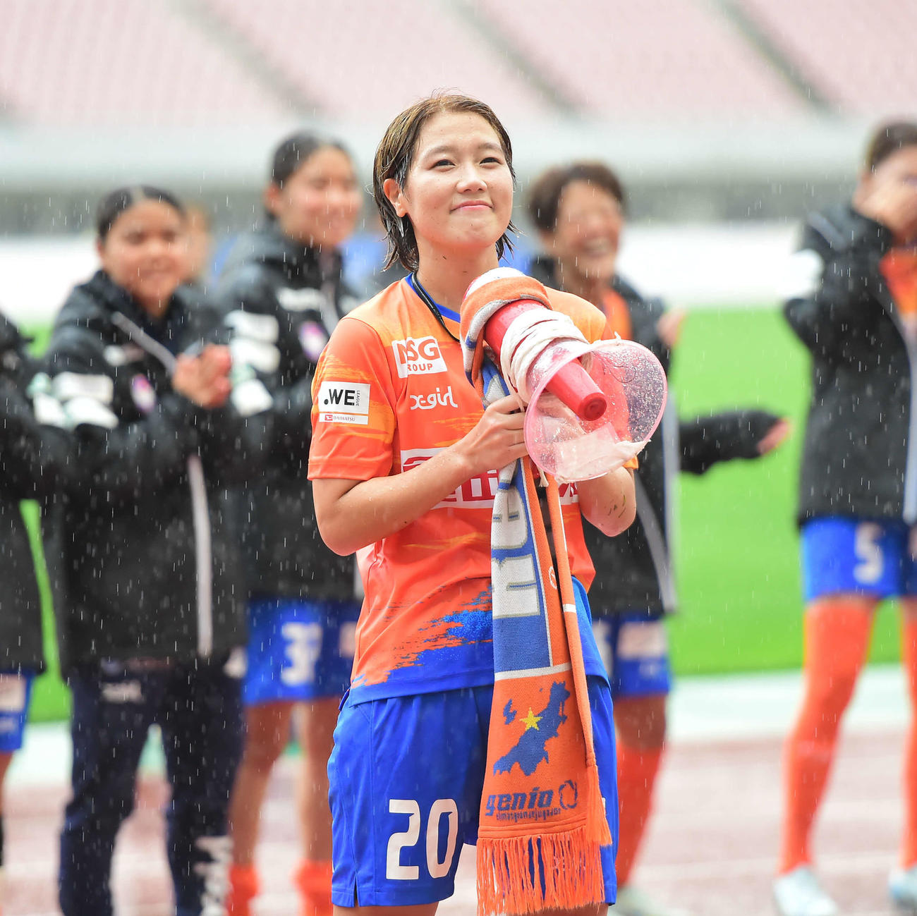 新潟L対仙台　試合後、サポーターと勝利の喜びを分かち合う新潟レディース山谷