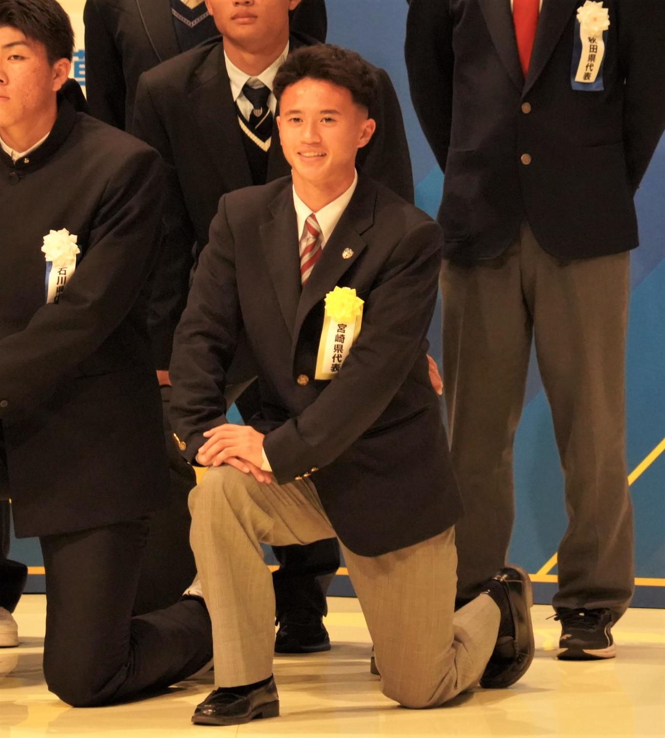 第103回全国高校サッカー選手権大会組み合わせ抽選会に出席した日章学園（宮崎）の高岡伶颯（撮影・佐藤成）